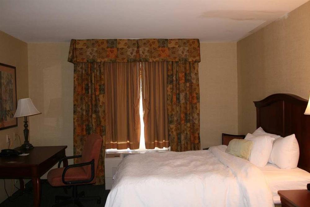 Hampton By Hilton Brattleboro Hotel Exterior photo