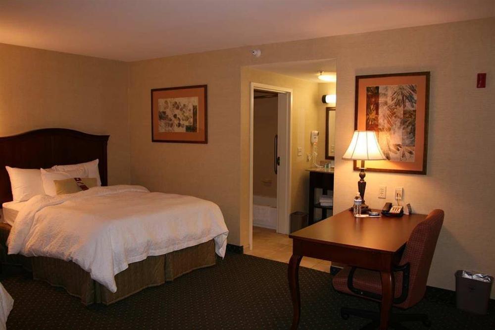 Hampton By Hilton Brattleboro Hotel Room photo