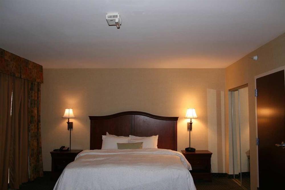 Hampton By Hilton Brattleboro Hotel Room photo
