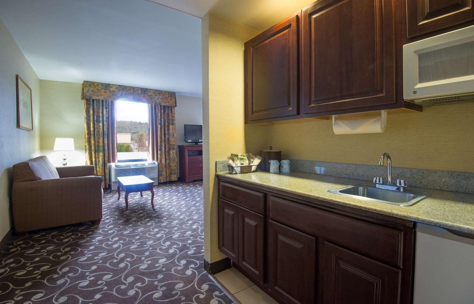 Hampton By Hilton Brattleboro Hotel Exterior photo